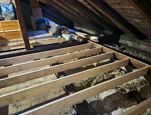 Zateplení stropu rodinného domu pomocí foukané izolace